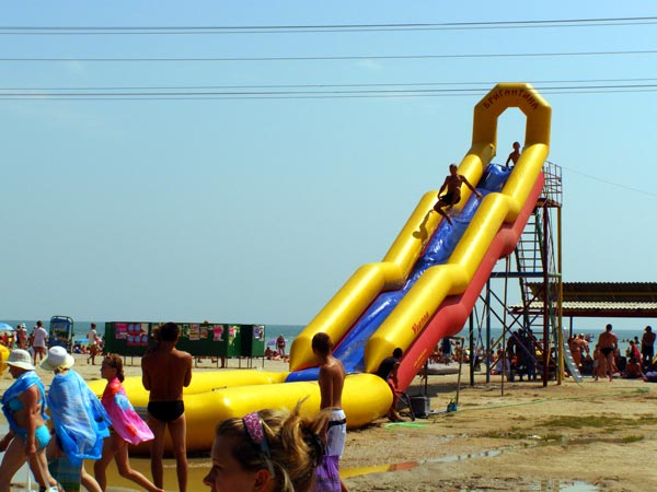 Надувные водные горки, Генический детский пляж, отдых в Геническе, Отдых на Азовском море, отдых для детей